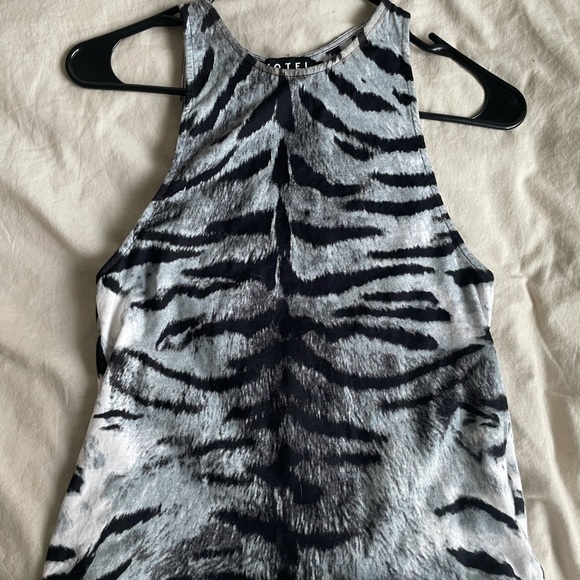 Princess Polly Motel Clars Top Silver Tiger Placement - Picture 1 of 2